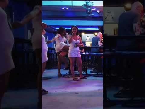 Pattaya Nightlife – soi Pothole bar girls 👯 hot and sexy dancing :)
